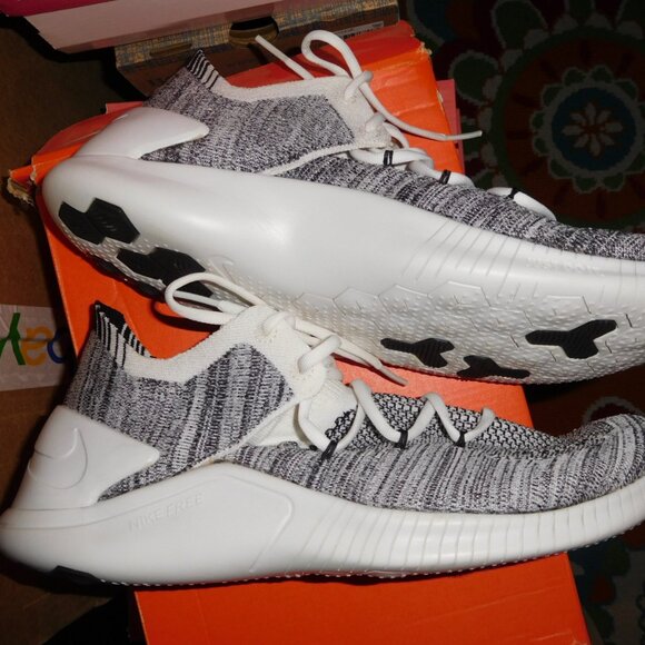 NEW 9.5M LADIES NIKE FREE TR FLYKNIT 3 CARDIO SNEKAERS BLACK WHITE - Picture 2 of 8